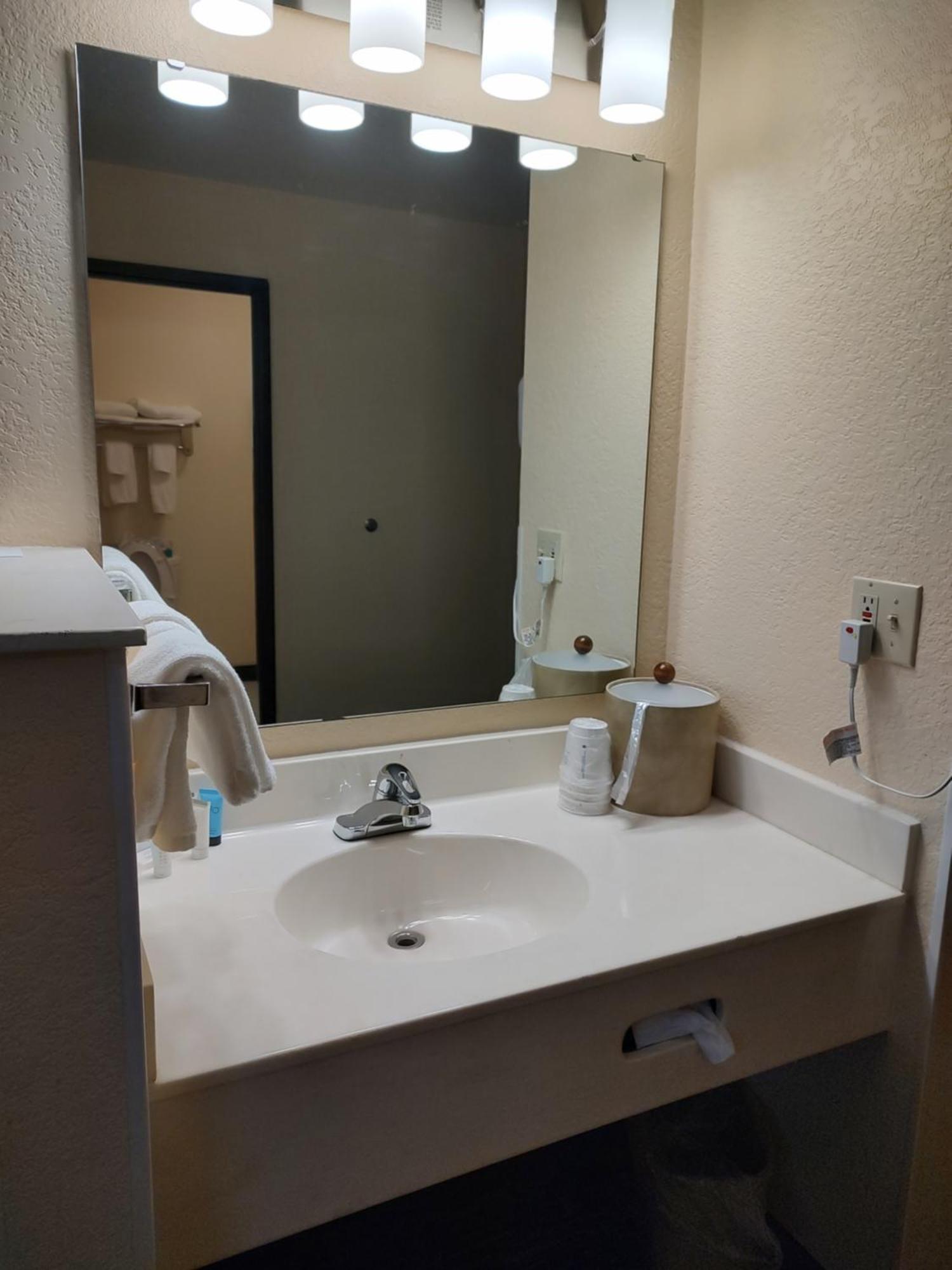 Days & By Wyndham 19th Ave/airport Dome Motel 2*