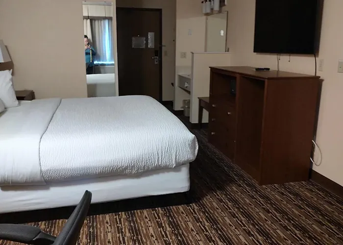 Days Inn & Suites By Wyndham Fargo 19Th Ave/Airport Dome