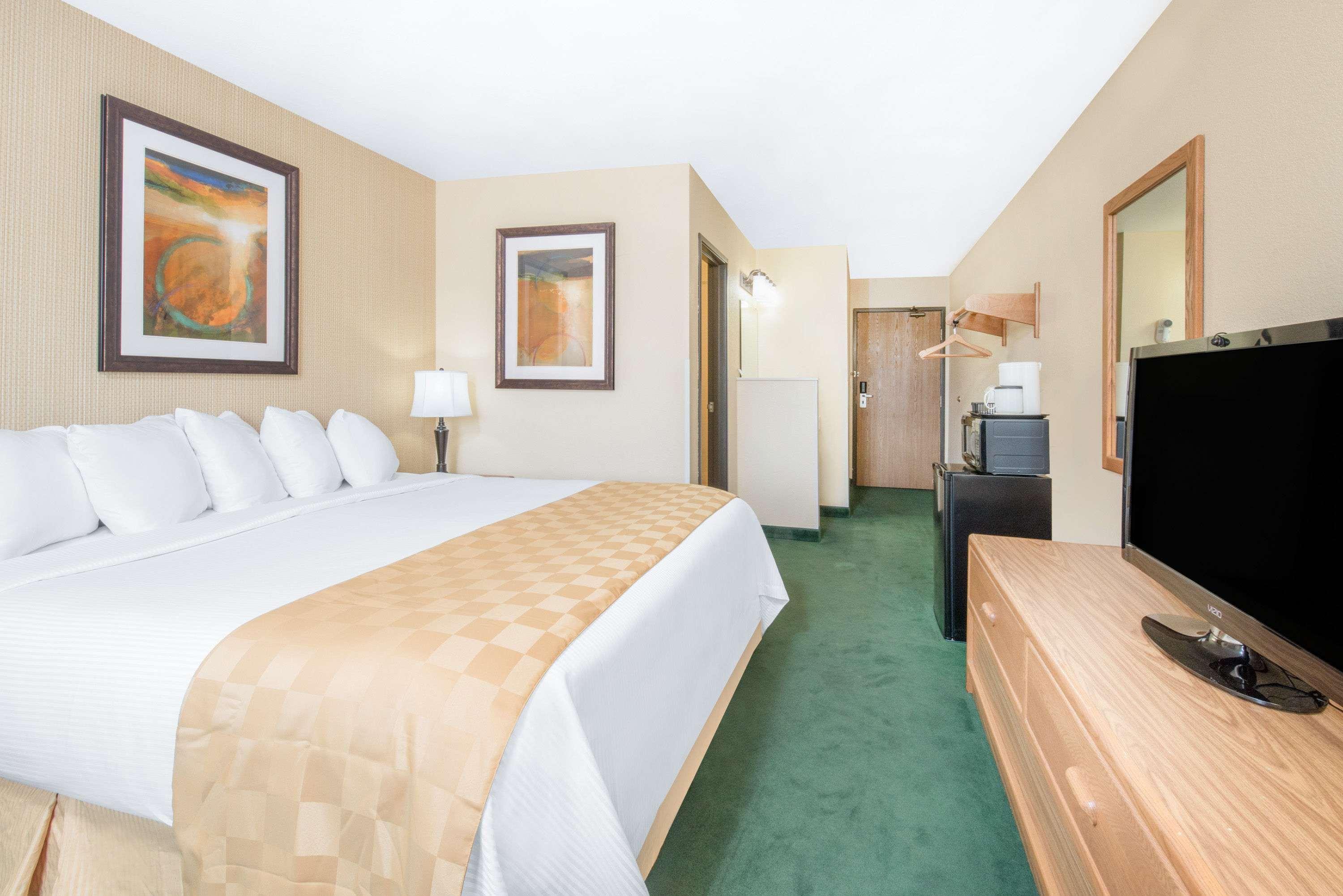Motel Days & By Wyndham 19th Ave/airport Dome 2*