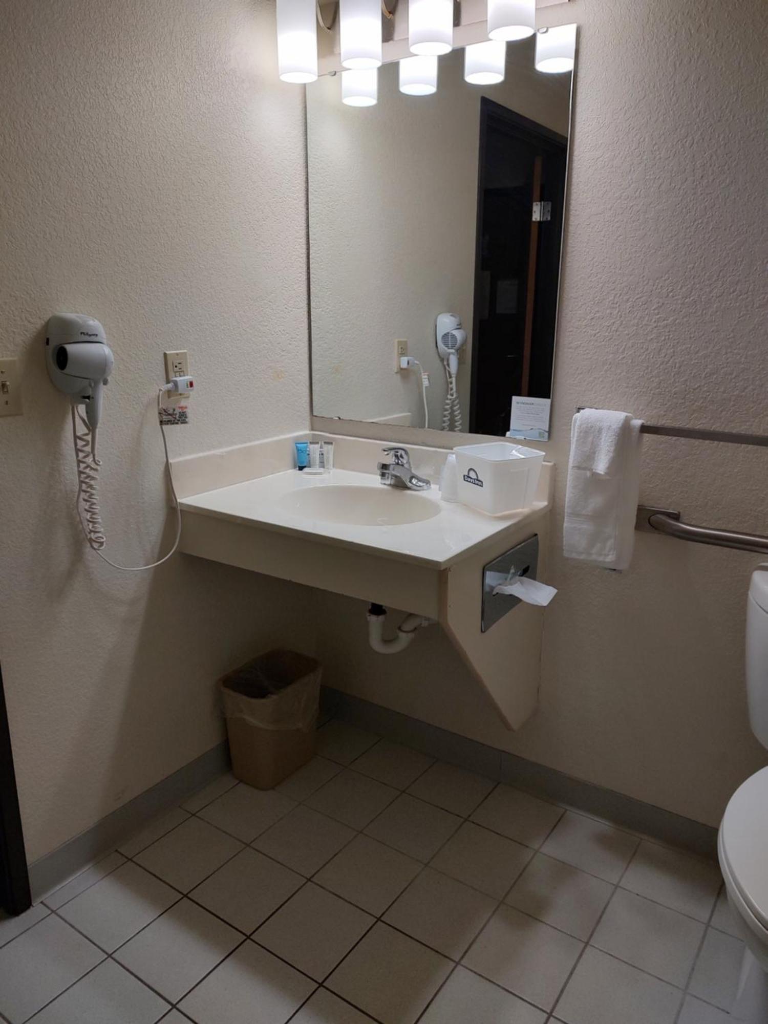 Days & By Wyndham 19th Ave/airport Dome Motel Fargo