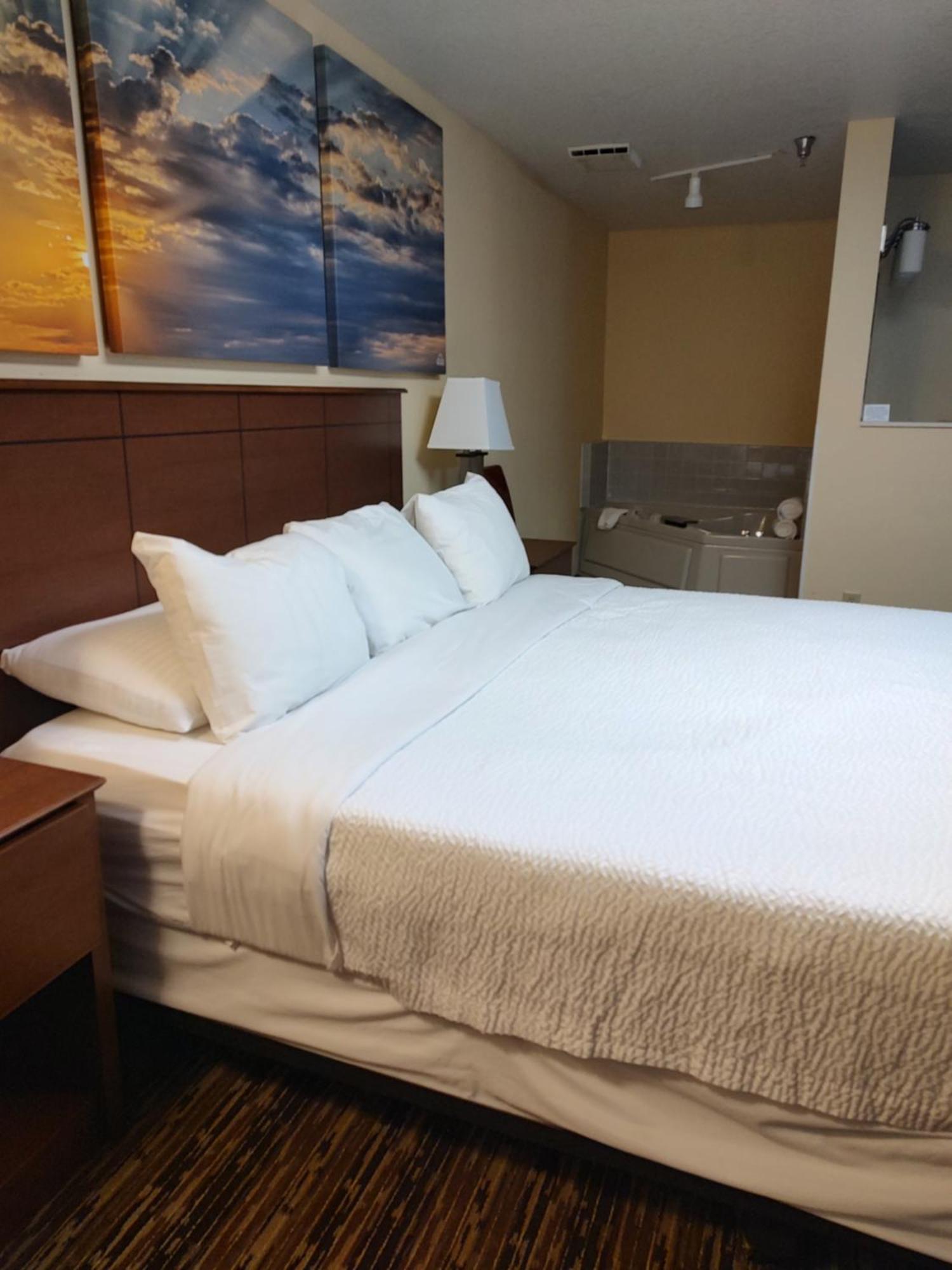 Days & By Wyndham 19th Ave/airport Dome Fargo