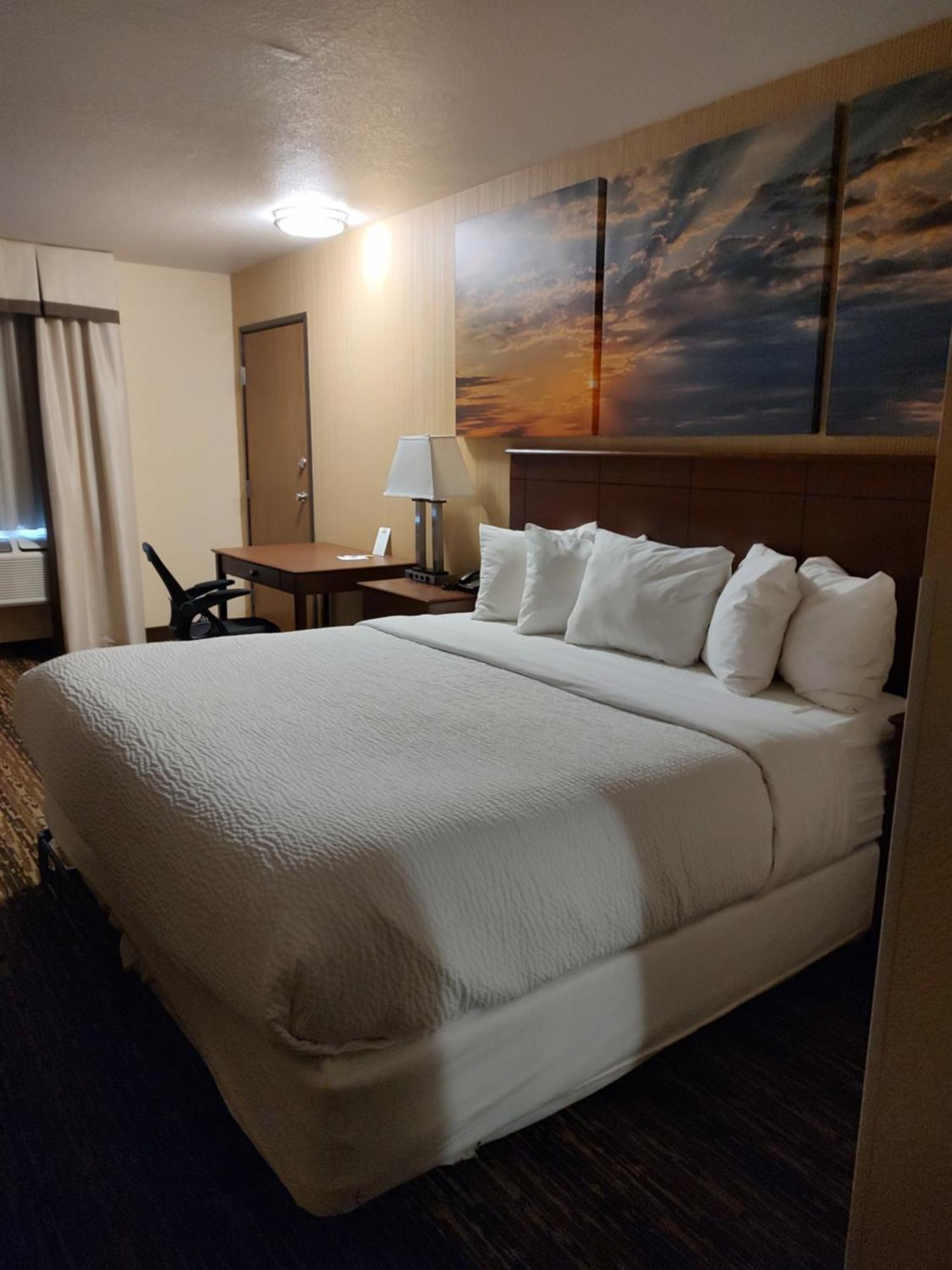 Motel Days & By Wyndham 19th Ave/airport Dome Fargo
